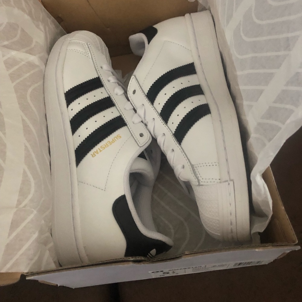 Athletic shoes